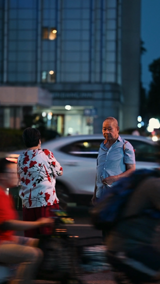 等公交车的老人竖屏