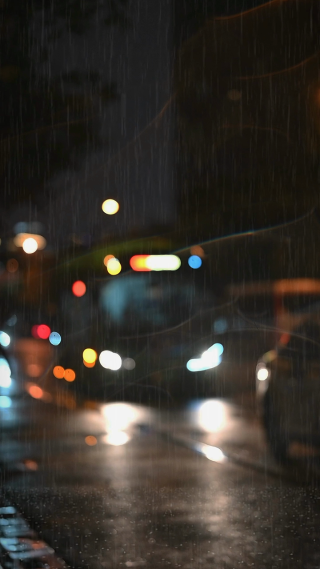雨夜公交车进站竖屏镜头
