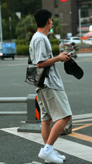 过马路的年轻男子升格竖屏镜头