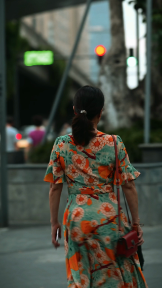 女子行走着的背影竖屏