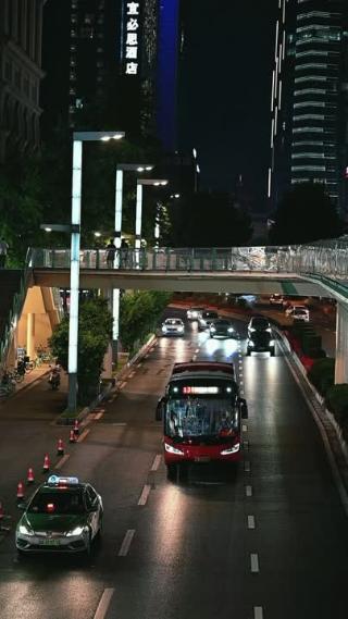 城市夜晚车流穿梭