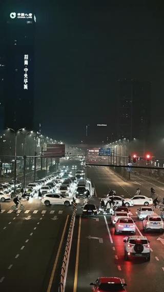 城市夜晚车流穿梭