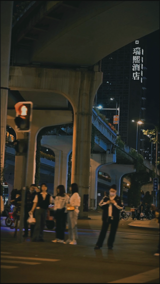 夜晚的十字路口街道 竖屏