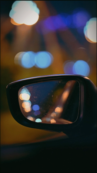 汽车后视镜里的灯光闪烁 竖屏
