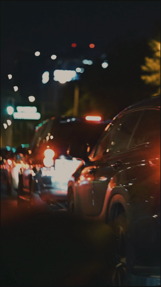 夜晚城市中等待的车流 竖屏