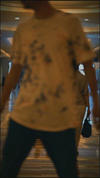 商场内滑滑板的男性 竖屏