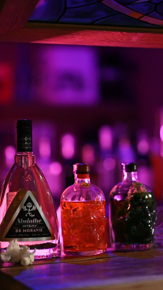 酒吧内酒瓶晃动拍摄