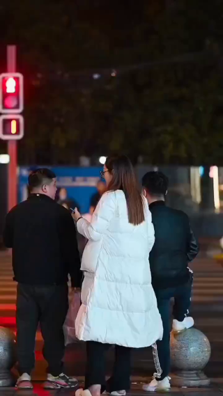 城市夜晚街头的行人