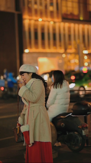 街边夜晚灯光下的路人 竖屏
