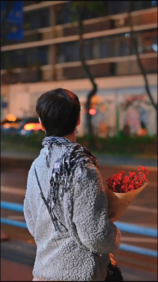 夜晚街边捧花的女性 竖屏