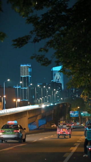 城市夜晚道路车辆穿行