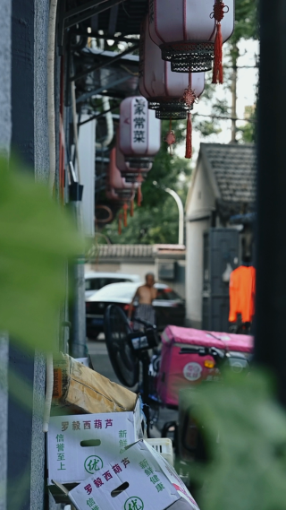 城市街头生活气息拍摄场景 竖屏