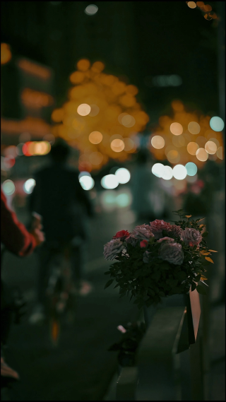 夜晚街头行人通过 竖屏