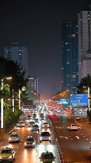 城市夜晚道路车辆穿行