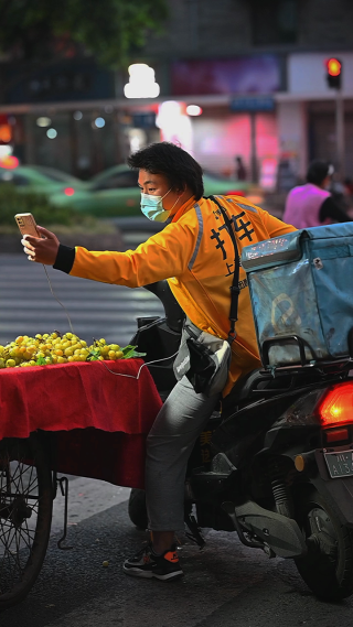 夜晚街头行人通过 竖屏