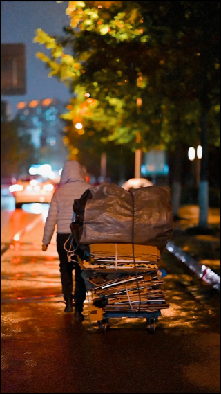 夜晚街头行人通过 竖屏
