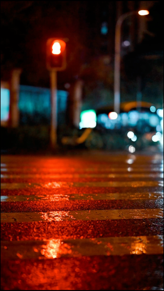 城市夜晚道路车辆穿行