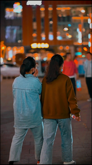 夜晚闺蜜牵手逛街 竖屏