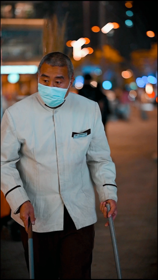 夜晚街头保洁清扫卫生 竖屏