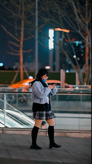 夜晚街头行人通过 竖屏