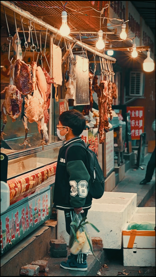 小朋友在烧腊店门口选购