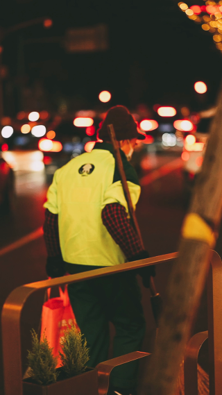城市夜晚街头的路人 竖屏