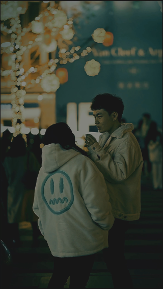 城市夜晚街头的路人 竖屏