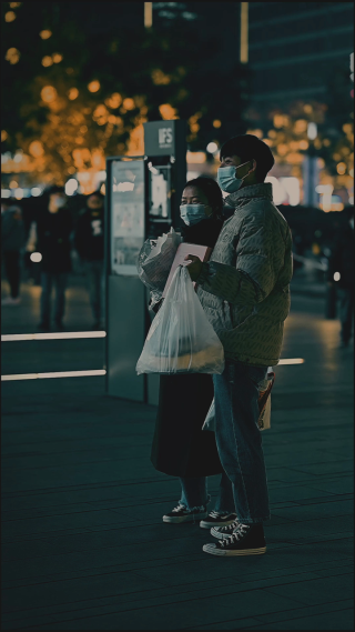 城市夜晚街头的路人 竖屏