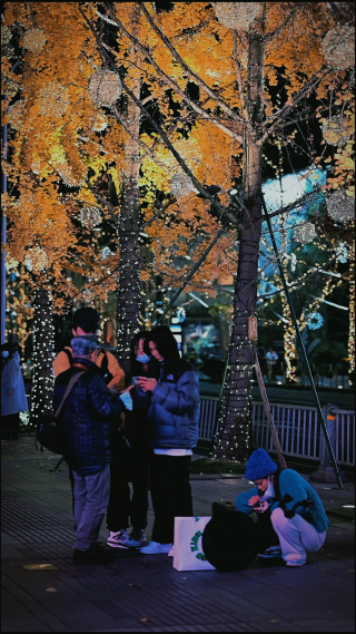 城市夜晚街头的路人 竖屏