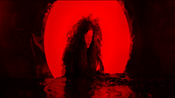 美女身体烟雾效果红色背景素材