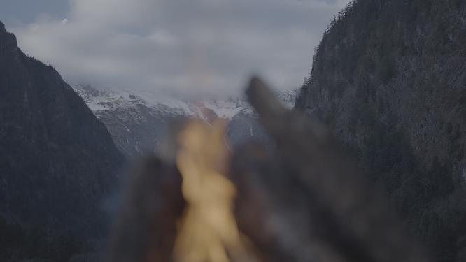 雪山脚下的篝火