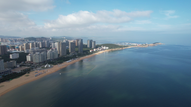 航拍威海国际海水浴场的清晨风景