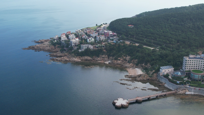 航拍山东威海金海湾栈桥和玛伽山海岸
