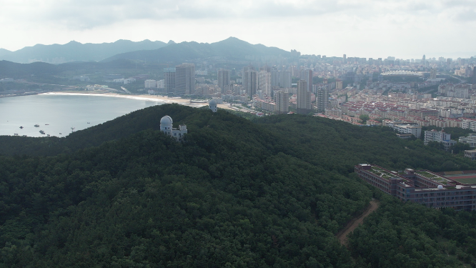 航拍山东大学威海校区的玛伽山天文台