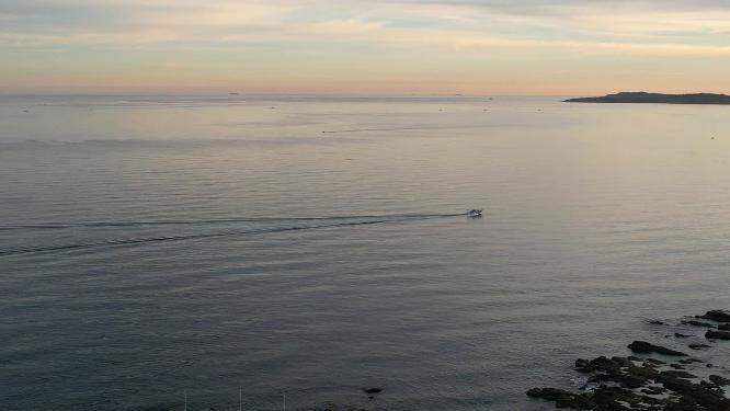 晨光中的威海西海岸小石岛