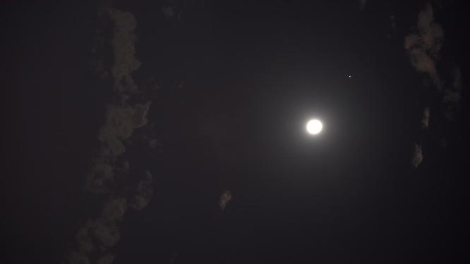 拍摄威海高区小石岛港湾的木星合月景观