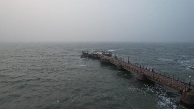 航拍冬天风浪中的威海金海湾栈桥视频合集