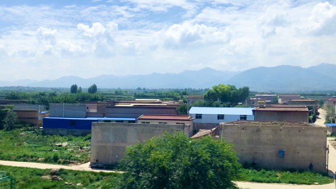 火车上拍摄乡村风景