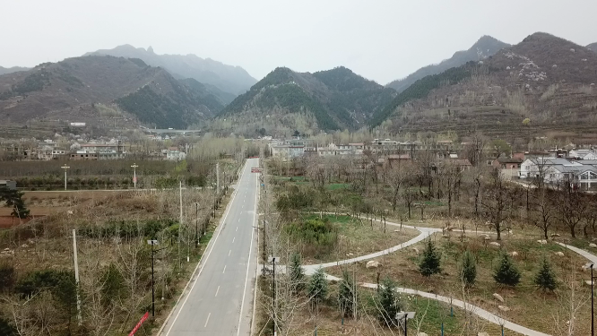 西北风光 山脉下的城镇航拍