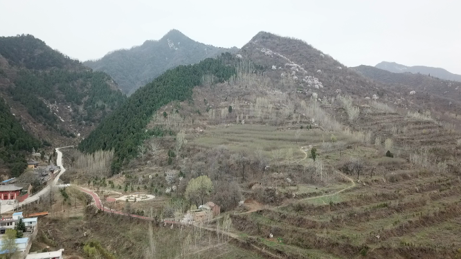 西北风光 山脉下的城镇航拍