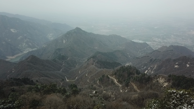 西北风光 山脉下的城镇航拍