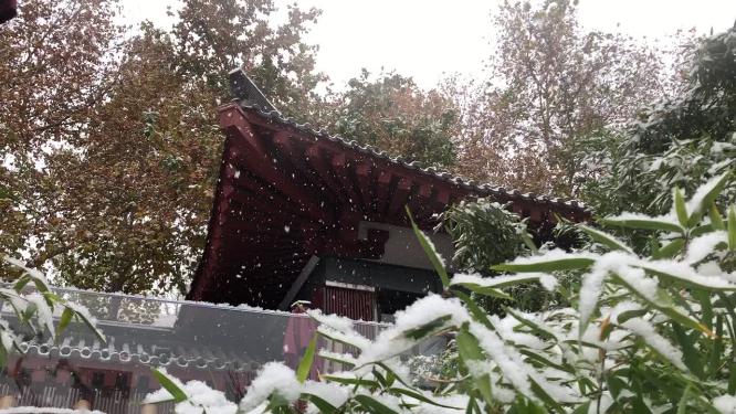 古建筑房檐雪景