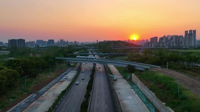 光谷有轨电车夕阳夜晚