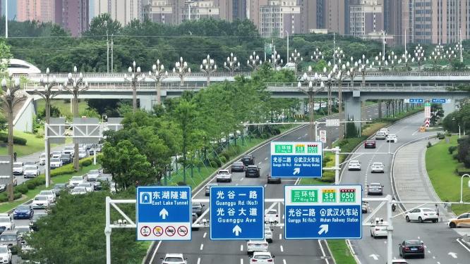 高铁在城市穿行光谷