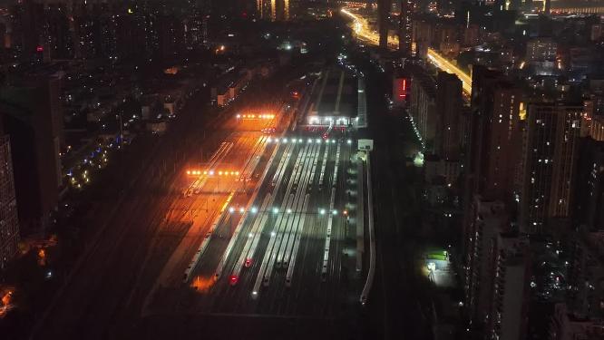 动车组在城市的夜晚