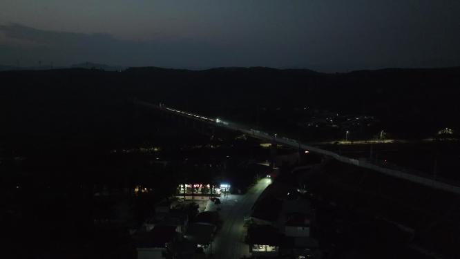 中老铁路进站出站夜晚