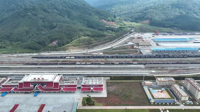 中老铁路磨憨站及磨憨国际货场长镜头平移