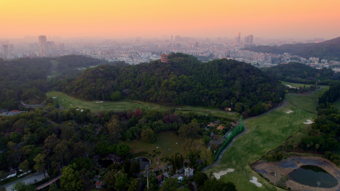 航拍夕阳下的麓湖鸿鹄塔和远眺远处城市景观