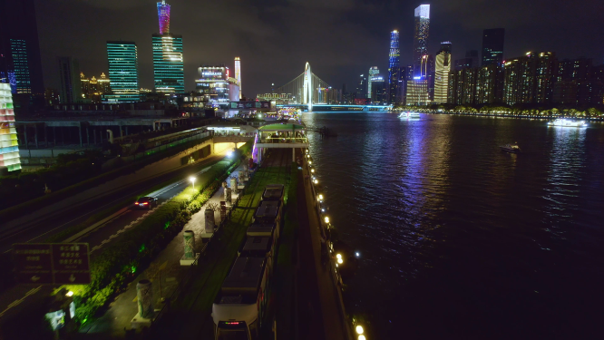 航拍梦幻夜景下的广州第一条有轨电车线路，连接广州塔和琶洲CBD