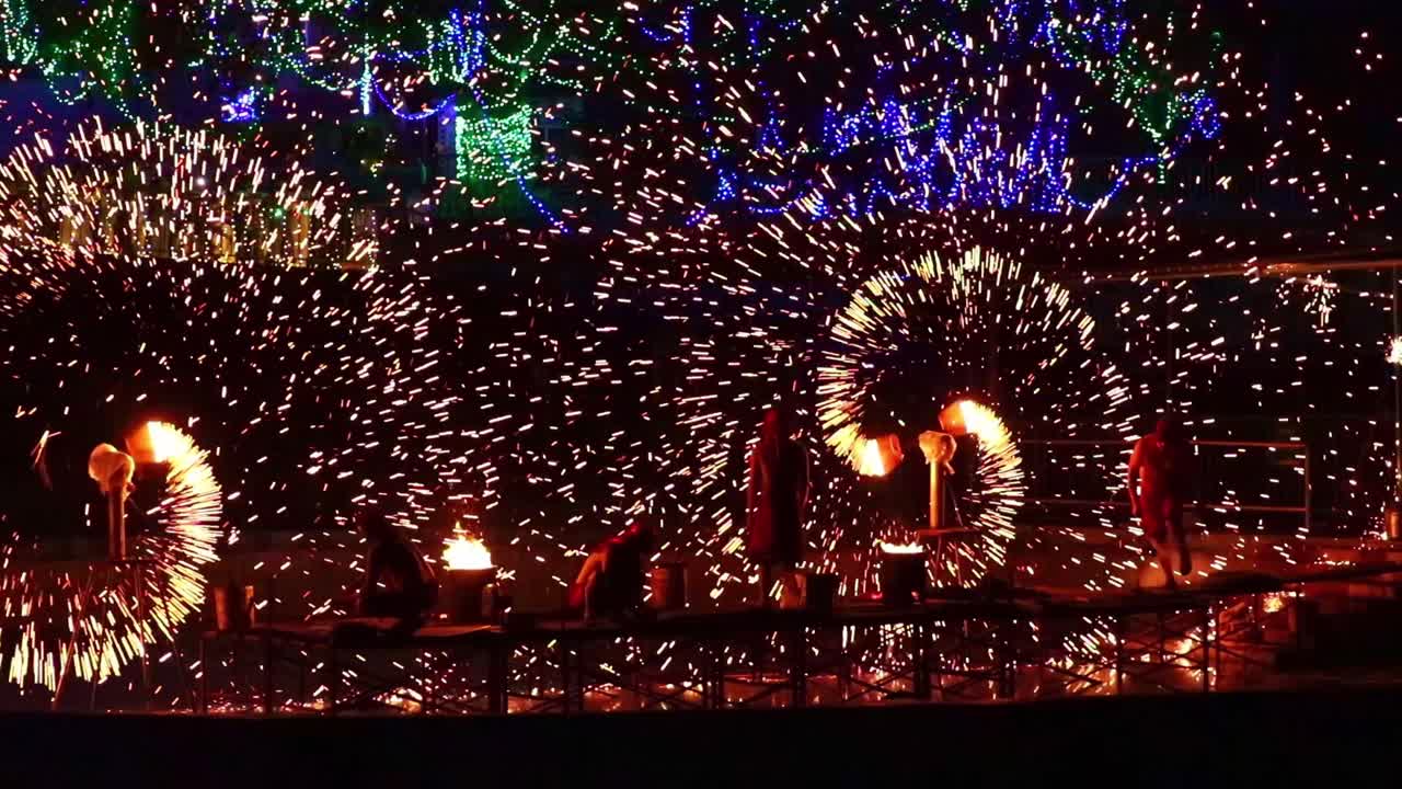 非遗技艺打铁花近景固定机位